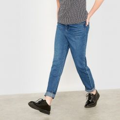 Dżinsy typu boyfit. Szare jeansy dziewczęce marki La Redoute Collections, z bawełny, z standardowym stanem. Za 79,80 zł.