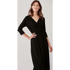 Sukienka Rita czarna 46 czarny. Czarne sukienki damskie bez wzorów, z elastanu, klasyczne, z klasycznym kołnierzykiem, bez rękawów, rozkloszowane. Za 297,00 zł.