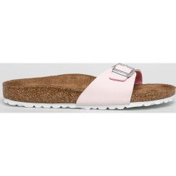 Birkenstock - Klapki Madrid. Różowe klapki damskie Birkenstock, bez wzorów, z materiału, bez obcasa, na płaskiej podeszwie. W wyprzedaży za 199,90 zł.