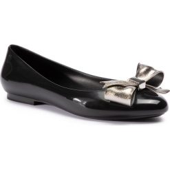 Baleriny MELISSA - Doll III Ad 32504 Black/Silver 51630. Czarne baleriny damskie Melissa, bez wzorów, z tworzywa sztucznego, klasyczne, bez obcasa, na płaskiej podeszwie, bez zapięcia. W wyprzedaży za 189,00 zł.