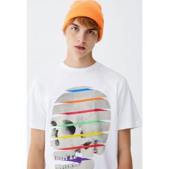 Koszulka z przeciętą czaszką. Białe koszulki męskie marki Pull&Bear, m, bez wzorów, bez kołnierzyka, z krótkim rękawem, krótkie. Za 49,90 zł.