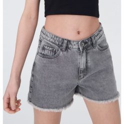 Jeansowe szorty z wysokim stanem - Szary. Szare szorty damskie Sinsay, bez wzorów, z jeansu, z podwyższonym stanem. Za 59,99 zł.