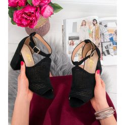 Sandałki damskie Laura Mode TS-2 Czarne. Czarne sandały damskie LAURA MODE, bez wzorów, z tworzywa sztucznego, eleganckie, na wysokim obcasie, na obcasie, bez zapięcia. Za 119,00 zł.