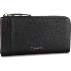 Portfele damskie: Duży Portfel Damski CALVIN KLEIN BLACK LABEL – Vertical Large Zipar K60K604310 001