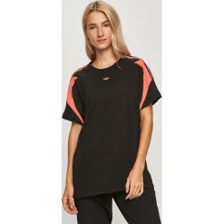 Adidas Originals - T-shirt. Czarne topy damskie adidas Originals, z aplikacjami, z bawełny, casualowe, z okrągłym kołnierzem. Za 129,90 zł.