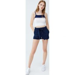 Top z panelami i prostym dekoltem. Szare topy damskie marki Pull&Bear. Za 39,90 zł.