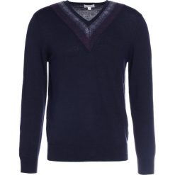 Club Monaco VARSITY Sweter navy. Niebieskie swetry klasyczne męskie Club Monaco, l, z materiału. W wyprzedaży za 421,85 zł.