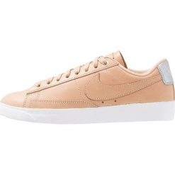 Tenisówki damskie: Nike Sportswear BLAZER LOW BP Tenisówki i Trampki vachetta tan/white