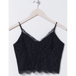Koronkowy top na ramiączkach -. Topy damskie Sinsay, s, bez wzorów, z koronki, bez kołnierzyka. Za 39,99 zł.