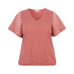 Zhenzi Bluzka koronkowa Rand różowy female różowy 54/56 (XL). Różowe bluzki damskie Zhenzi, s, w koronkowe wzory, z gumy, eleganckie, z dekoltem w serek, z krótkim rękawem. Za 229,00 zł.