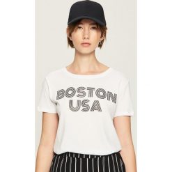 Bawełniany t-shirt z nadrukiem - Biały. Białe t-shirty damskie Sinsay, l, z nadrukiem, z bawełny. Za 24,99 zł.