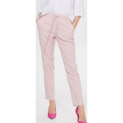 Spodnie jogger fit - Różowy. Różowe spodnie damskie Mohito. Za 99,99 zł.
