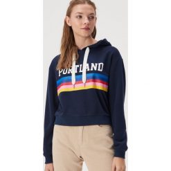 Krótka bluza z nadrukiem - Granatowy. Niebieskie bluzy damskie Sinsay, s, z nadrukiem, z krótkim rękawem, krótkie, bez kaptura. Za 49,99 zł.