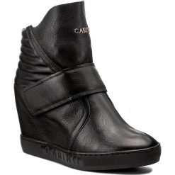 Botki CARINII - B4043 J23-000-PSK-B88. Czarne botki damskie na obcasie Carinii, z materiału. W wyprzedaży za 289,00 zł.