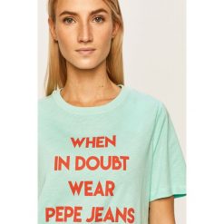 Pepe Jeans - T-shirt Freja. Niebieskie bluzki damskie Pepe Jeans, s, z nadrukiem, z bawełny, casualowe, z okrągłym kołnierzem, z krótkim rękawem. W wyprzedaży za 99,90 zł.
