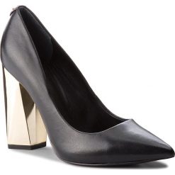 Półbuty GUESS - FLODE4 LEA08 BLACK. Czarne półbuty damskie skórzane Guess, w geometryczne wzory, na obcasie. Za 669,00 zł.