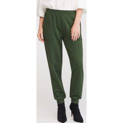 Spodnie dresowe - Khaki. Brązowe spodnie damskie Reserved, s, z dresówki. Za 89,99 zł.