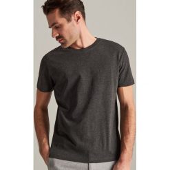 Gładki T-shirt - Szary. Szare t-shirty męskie Reserved, s, bez wzorów, bez kołnierzyka. Za 39,99 zł.