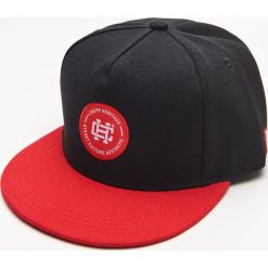 Czapka Snapback - Czerwony. Czerwone czapki męskie Cropp, bez wzorów. W wyprzedaży za 39,99 zł.