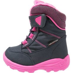 Kamik STANCE Śniegowce navy/magenta. Niebieskie buty zimowe damskie marki Kamik, z materiału. W wyprzedaży za 153,30 zł.