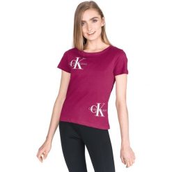 Calvin Klein Monogram Koszulka Różowy Fioletowy. Różowe koszulki damskie Calvin Klein, l, z nadrukiem, z bawełny, bez kołnierzyka. Za 192,95 zł.