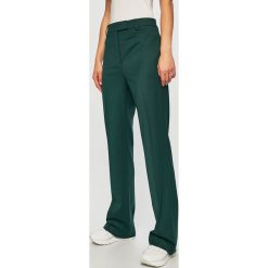 Calvin Klein - Spodnie. Zielone spodnie damskie Calvin Klein, z haftami, z elastanu, eleganckie. W wyprzedaży za 599,90 zł.