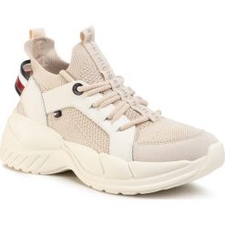 Sneakersy TOMMY HILFIGER - New Chunky Tommy Sneaker FW0FW04826 Sugarcane AA8. Brązowe półbuty damskie TOMMY HILFIGER, na co dzień, bez wzorów, ze skóry, bez obcasa, na płaskiej podeszwie, bez zapięcia. Za 649,00 zł.