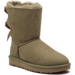 Buty UGG - W Bailey Bow II 1016225 W/Alp. Zielone kozaki damskie Ugg, na zimę, ze skóry, bez obcasa, bez zapięcia. W wyprzedaży za 619,00 zł.