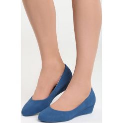 Niebieskie Koturny Issues. Niebieskie czółenka marki Born2be, z okrągłym noskiem, na koturnie. Za 59,99 zł.