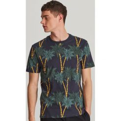 T-shirt z egzotycznym nadrukiem - Granatowy. Niebieskie t-shirty męskie Reserved, s, z nadrukiem, bez kołnierzyka. Za 49,99 zł.