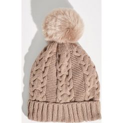 Czapka z puszystym pomponem - Beżowy. Brązowe czapki zimowe damskie marki Sinsay. Za 24,99 zł.