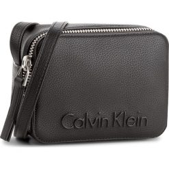 Torebka CALVIN KLEIN BLACK LABEL - Edge Small Crossbody K60K604004 001. Czarne listonoszki damskie marki Calvin Klein Black Label. W wyprzedaży za 269,00 zł.