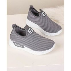 Szare buty sportowe wsuwane casu 20p4/m. Szare buty dziewczęce sportowe Casu, bez wzorów, bez zapięcia. Za 39,99 zł.