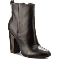 Botki GUESS - Nasia FLNAS4 LEA10 DBROW. Brązowe botki damskie na obcasie marki Guess, z materiału. W wyprzedaży za 399,00 zł.