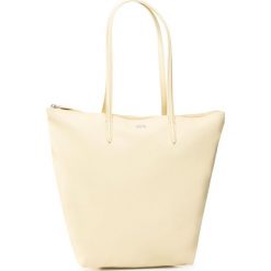 Torebka LACOSTE - Vertical Shopping Bag NF1890PO Flan D63. Żółte torebki klasyczne damskie Lacoste, z aplikacjami, ze skóry ekologicznej, klasyczne, na ramię, zdobione, bez dodatków. W wyprzedaży za 299,00 zł.