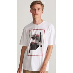 T-shirt z grafiką - Biały. Białe t-shirty męskie Reserved, xl, bez wzorów, bez kołnierzyka. Za 59,99 zł.
