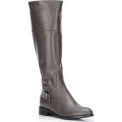 Buty damskie. Czarne kozaki damskie Wittchen, na co dzień, ze skóry, rockowe, na wysokim obcasie, na płaskiej podeszwie, ze sprzączką. W wyprzedaży za 499,90 zł.