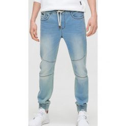 Jeansowe joggery typu slim - Niebieski. Niebieskie spodnie męskie Cropp, m, bez wzorów, z jeansu. Za 109,99 zł.