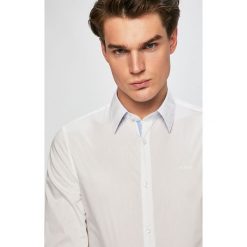 Guess Jeans - Koszula. Białe koszule męskie Guess Jeans, xxl, z aplikacjami, z elastanu, klasyczne, z klasycznym kołnierzykiem, z długim rękawem. W wyprzedaży za 169,90 zł.