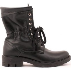 Wiązane botki z ociepleniem na grubej podeszwie - skóra naturalna - model 431 - kolor czarny lico. Czarne botki damskie Zapato, na zimę, z jeansu, bez obcasa, na płaskiej podeszwie, na sznurówki. W wyprzedaży za 299,25 zł.