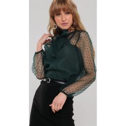 Ciemnozielona Bluzka Anabelle. Zielone bluzki damskie Renee, s, z aplikacjami, klasyczne, ze stójką, z długim rękawem. Za 69,99 zł.