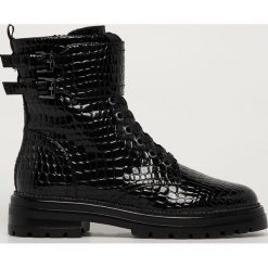 Steve Madden - Workery Patent. Czarne workery damskie Steve Madden, z gumy, z okrągłym noskiem, bez obcasa, na obcasie, na sznurówki. Za 719,90 zł.
