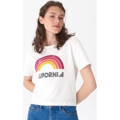 T-shirt z nadrukiem California - Biały. Białe t-shirty damskie House, s, z nadrukiem, bez kołnierzyka. W wyprzedaży za 9,99 zł.