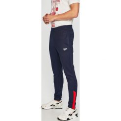 Reebok Classic - Spodnie sportowe. Niebieskie spodnie męskie Reebok Classic, na co dzień, m, bez wzorów, z bawełny, sportowe. W wyprzedaży za 199,90 zł.
