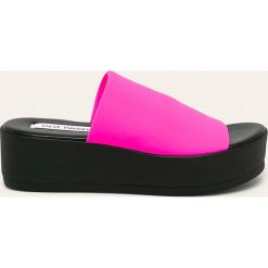 Steve Madden - Klapki Slinky. Różowe klapki damskie Steve Madden, bez wzorów, z gumy, bez obcasa, na obcasie. W wyprzedaży za 219,90 zł.