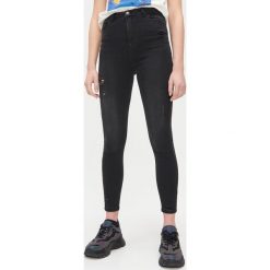 Jeansy high waist - Czarny. Czarne jeansy damskie Cropp, z podwyższonym stanem. Za 89,99 zł.