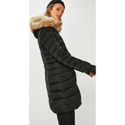 Calvin Klein Jeans - Kurtka puchowa. Czarne kurtki damskie s, z poliesteru, długie. W wyprzedaży za 899,90 zł.
