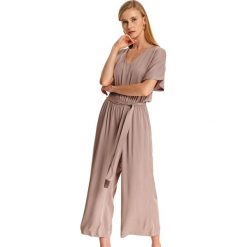 Kombinezon z nogawkami typu culotte. Szare kombinezony damskie Top Secret, na co dzień, na lato, w paski, z dekoltem w serek, bez rękawów. W wyprzedaży za 94,99 zł.