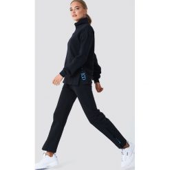 NA-KD Spodnie sportowe z haftem - Black. Czarne spodnie damskie NA-KD, z haftami. Za 141,95 zł.