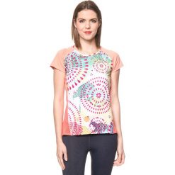 Koszulka w kolorze brzoskwiniowym ze wzorem. Pomarańczowe bluzki sportowe damskie marki Desigual Sport, s. W wyprzedaży za 130,95 zł.